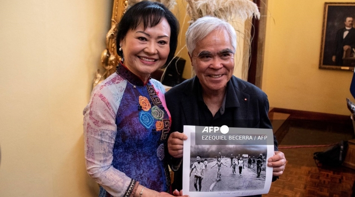 Niña del napalm y supuesto autor de su foto Niña del napalm y supuesto autor de su foto