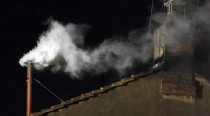 La fumata, el humo que indica la elección o no de un Papa, es una tradición que se remonta al año 1903.