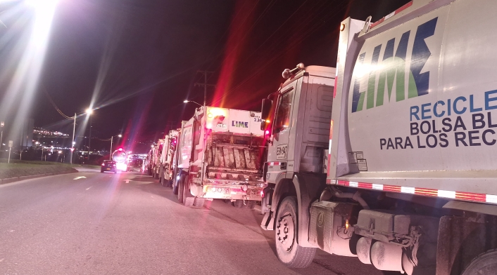 Camiones de basura completan 12 horas apostados a las afueras del relleno Doña Juana