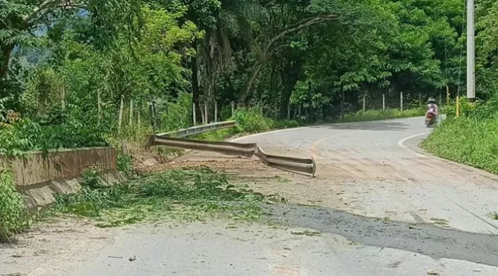 Policías atacados con explosivos