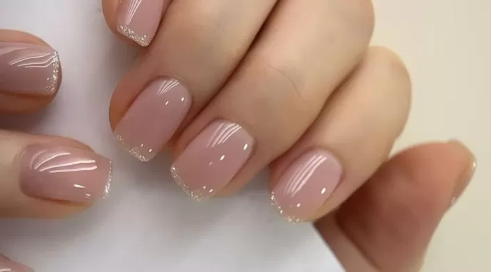 adios al diseno frances la nueva manicura que esta en tendencia en 2025.jpg - Qué uñas elegir para una pedida de mano