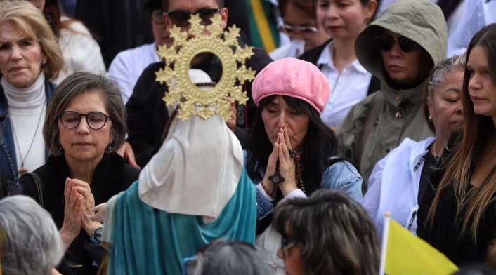 Misa por Miguel Uribe a las afueras de la Clínica Santa Fe