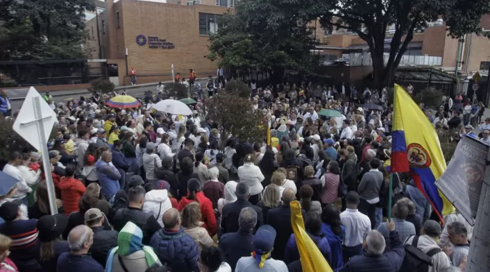 Misa por Miguel Uribe a las afueras de la Clínica Santa Fe