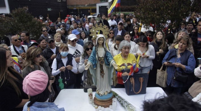 Misa por Miguel Uribe a las afueras de la Clínica Santa Fe