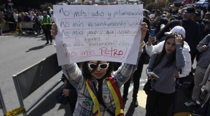 Misa por Miguel Uribe a las afueras de la Clínica Santa Fe