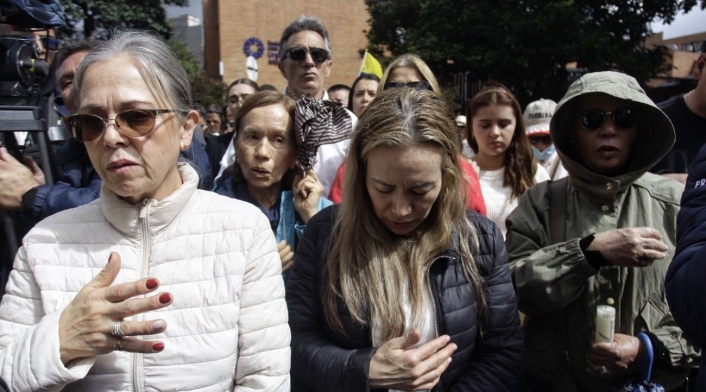 Misa por Miguel Uribe a las afueras de la Clínica Santa Fe