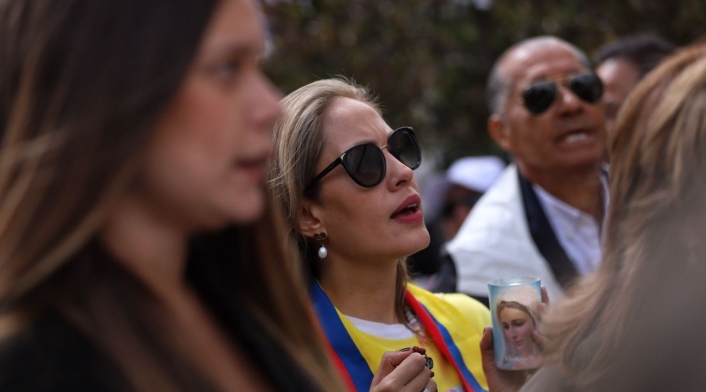 Misa por Miguel Uribe a las afueras de la Clínica Santa Fe