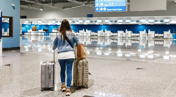 Pasajeros en un aeropuerto Pasajeros en un aeropuerto