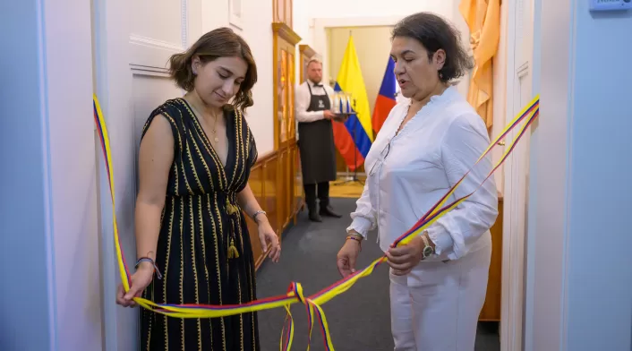 Laura Sarabia en la inauguración de la Embajada en República Checa.