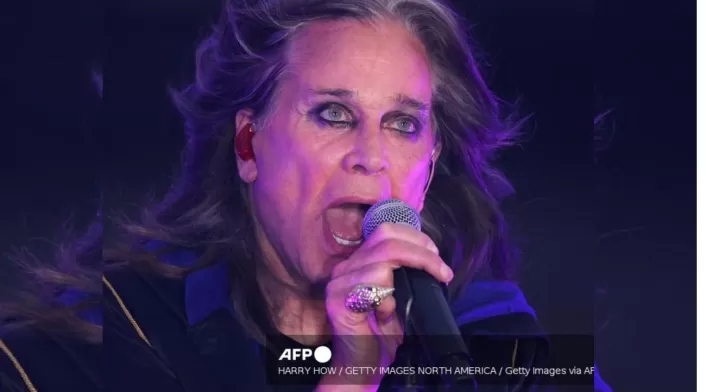 El legendario cantante de Black Sabbath, Ozzy Osbourne, fallece a los 76 años, dejando un legado imborrable en la historia del heavy metal. El legendario cantante de Black Sabbath, Ozzy Osbourne, fallece a los 76 años, dejando un legado imborrable en la historia del heavy metal.
