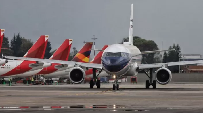 José Henry Pinto Rodríguez, director de la Aeronáutica Civil, garantiza seguridad aérea en el aeropuerto El Dorado de Bogotá. Medidas adoptadas frente a denuncias de riesgos en tráfico aéreo y personal José Henry Pinto Rodríguez, director de la Aeronáutica Civil, garantiza seguridad aérea en el aeropuerto El Dorado de Bogotá. Medidas adoptadas frente a denuncias de riesgos en tráfico aéreo y personal