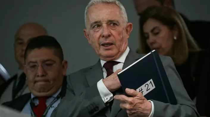 Álvaro Uribe Vélez Álvaro Uribe Vélez