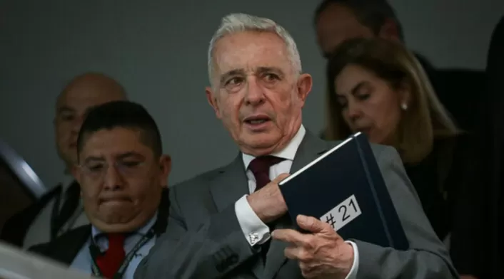Álvaro Uribe denuncia montaje con testigos falsos ante la Fiscalía: "Infamia sin límites". Álvaro Uribe denuncia montaje con testigos falsos ante la Fiscalía: "Infamia sin límites".