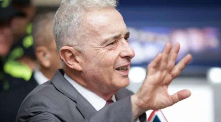 Francisco Bernate, presidente del Colegio de Abogados Penalistas de Colombia, afirma que Álvaro Uribe no podría ser recluido en prisión ordinaria, incluso en caso de condena Francisco Bernate, presidente del Colegio de Abogados Penalistas de Colombia, afirma que Álvaro Uribe no podría ser recluido en prisión ordinaria, incluso en caso de condena