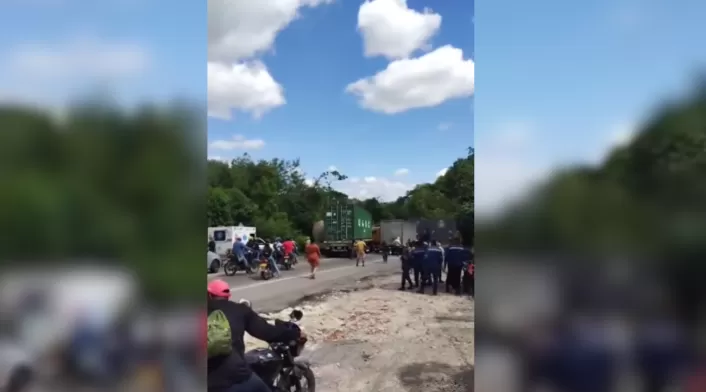 La ambulancia permaneció detenida durante varios minutos a la espera de que le permitieran el paso.