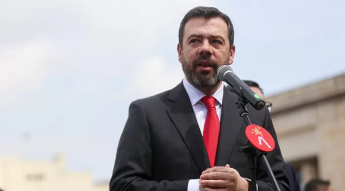 El alcalde de Bogotá, Carlos Fernando Galán anuncia crédito de 50 millones de dólares con el BID para la Línea 2 del Metro. Gobierno Nacional aprueba financiamiento clave.