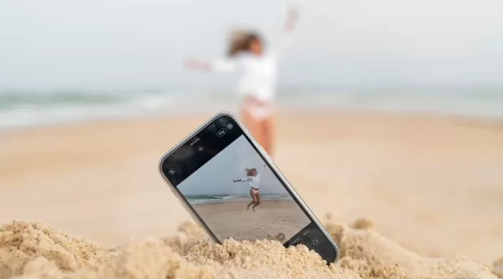 En caso de que el teléfono caiga al mar, se debe actuar de forma rápida y seguir los pasos adecuados En caso de que el teléfono caiga al mar, se debe actuar de forma rápida y seguir los pasos adecuados