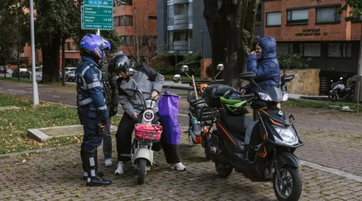 No está permitido el paso de motocicletas eléctricas, ciclomotores, patinetas eléctricas u otros dispositivos que no requieran pedaleo No está permitido el paso de motocicletas eléctricas, ciclomotores, patinetas eléctricas u otros dispositivos que no requieran pedaleo
