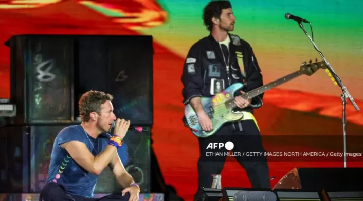 La banda Coldplay, por su parte, retomó su espectáculo con normalidad. En el siguiente concierto, Chris Martin hizo una introducción a la sección del “Kiss Cam” La banda Coldplay, por su parte, retomó su espectáculo con normalidad. En el siguiente concierto, Chris Martin hizo una introducción a la sección del “Kiss Cam”