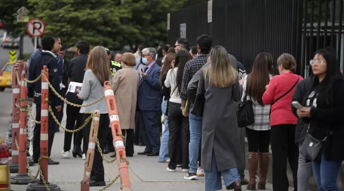 Colombianos haciendo fila por su visa Colombianos haciendo fila por su visa