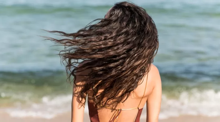 Cómo proteger su cabello del sol, la playa y la piscina en vacaciones Cómo proteger su cabello del sol, la playa y la piscina en vacaciones
