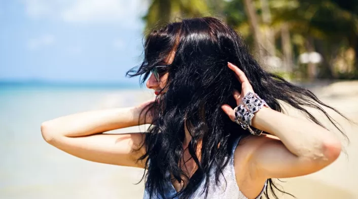 Cómo proteger su cabello del sol, la playa y la piscina en vacaciones Cómo proteger su cabello del sol, la playa y la piscina en vacaciones