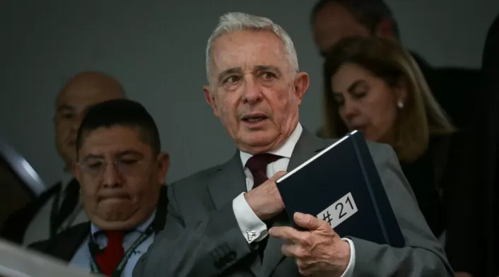 Defensa de Álvaro Uribe señala que Cadena actuó por cuenta propia y no por instrucciones Defensa de Álvaro Uribe señala que Cadena actuó por cuenta propia y no por instrucciones