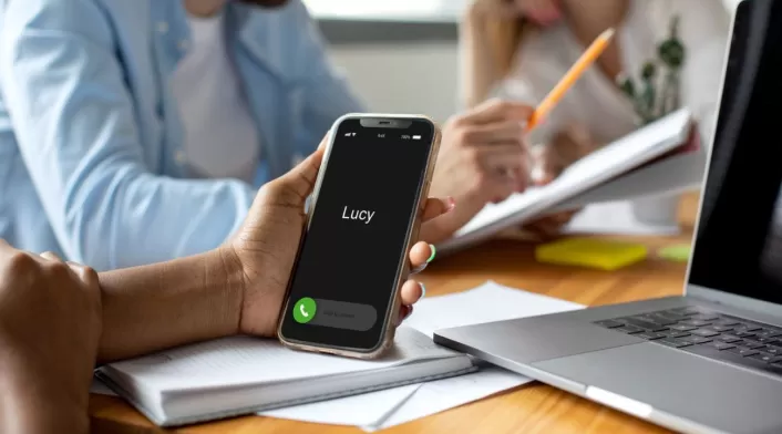 Gracias a la pantalla compartida, pueden ver el código de verificación que llega al teléfono de la víctima Gracias a la pantalla compartida, pueden ver el código de verificación que llega al teléfono de la víctima