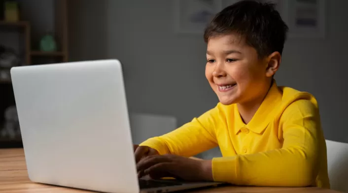 Niño con computador Niño con computador