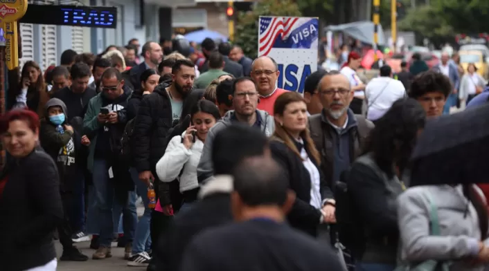 Una vez entregada la documentación, la Embajada verificará la información. Si todo es válido, la visa será colocada en el nuevo pasaporte. Una vez entregada la documentación, la Embajada verificará la información. Si todo es válido, la visa será colocada en el nuevo pasaporte.