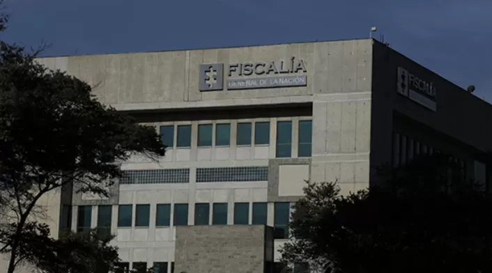La Fiscalía investiga porte ilegal de armas en Suba tras video viral. Mujer disparó al aire en conjunto residencial. La Fiscalía investiga porte ilegal de armas en Suba tras video viral. Mujer disparó al aire en conjunto residencial.
