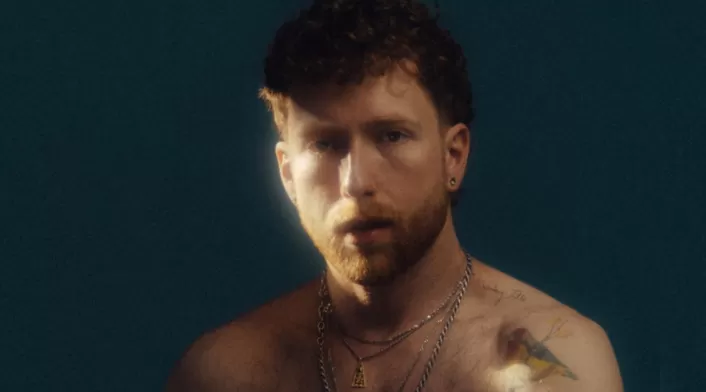 El artista alcanzó reconocimiento global en 2020 con la canción “If The World Was Ending”, grabada en colaboración con Julia Michaels y producida por Finneas. El artista alcanzó reconocimiento global en 2020 con la canción “If The World Was Ending”, grabada en colaboración con Julia Michaels y producida por Finneas.