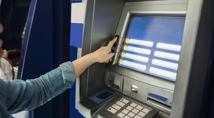 El uso de cajeros automáticos sigue siendo una de las formas más comunes de realizar transacciones bancarias en Colombia. El uso de cajeros automáticos sigue siendo una de las formas más comunes de realizar transacciones bancarias en Colombia.