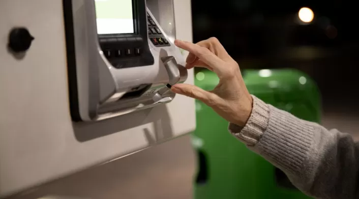 En otros casos, instalan software malicioso que altera el funcionamiento del cajero. En otros casos, instalan software malicioso que altera el funcionamiento del cajero.