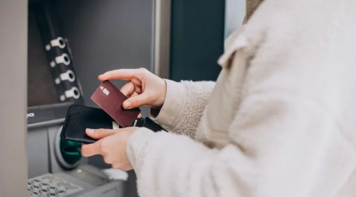 El autocuidado y la atención al entorno son factores determinantes para disminuir el riesgo de ser víctima de fraude en cajeros automáticos. El autocuidado y la atención al entorno son factores determinantes para disminuir el riesgo de ser víctima de fraude en cajeros automáticos.