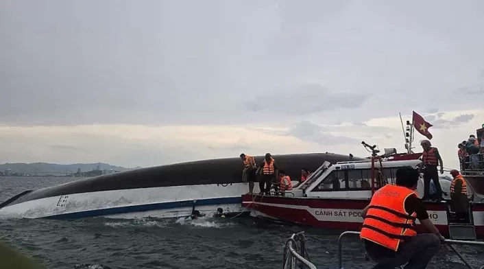 Foto: rescate tras el naufragio de un barco turístico en la bahía de Ha Long, provincia de Quang Ninh, Vietnam.