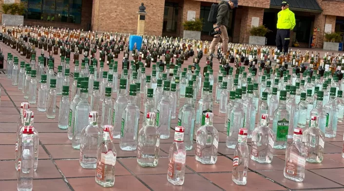 Policia Nacional y la Gobernación de Cundinamarca trabajaron en conjunto para incautar más de 1700 unidades de licor adulterado