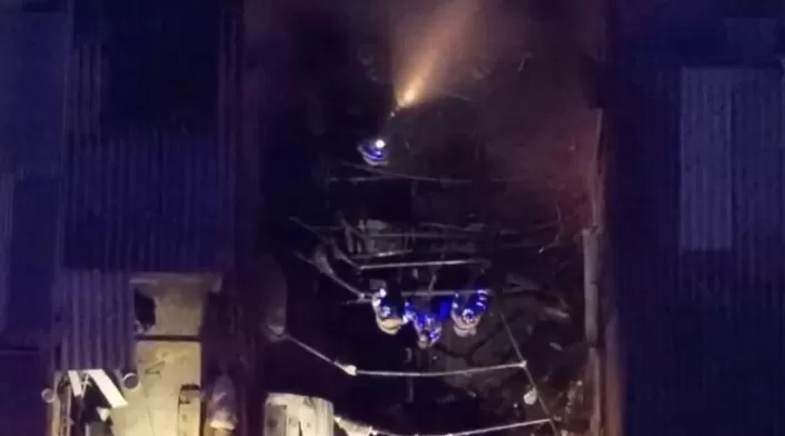 Unidades de Bomberos trabajando para apagar incendio registrado en la localidad de Bosa.