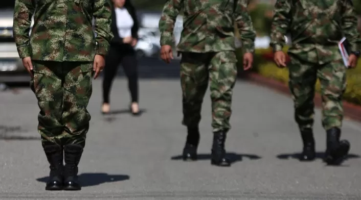 Soldados secuestrados por disidencias de las Farc son liberados en Guaviare tras mediación con la comunidad. Comandantes militares y delegación del Gobierno participaron en operación de rescate. Soldados secuestrados por disidencias de las Farc son liberados en Guaviare tras mediación con la comunidad. Comandantes militares y delegación del Gobierno participaron en operación de rescate.