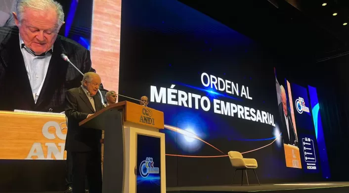 Luis Carlos Sarmiento, es reconocido por la ANDI con el Órden al Mérito Empresarial.