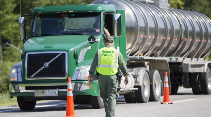 Agente detiene una tractomula en Maine, Estados Unidos
