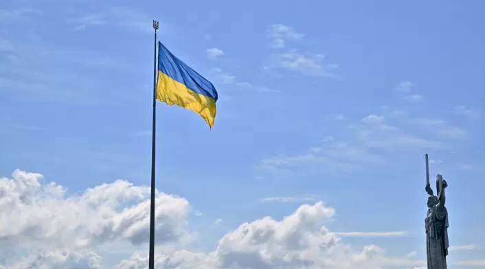 Imagen de referencia de la bandera de Ucrania junto al Monumento a la Madre Patria en Kiev