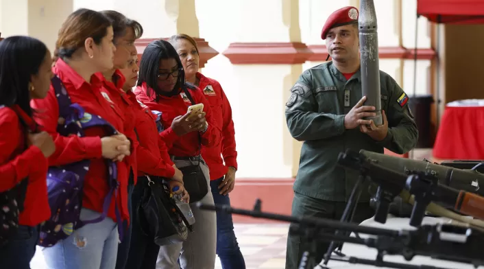 Miembro de la guardia presidencial hace inducción a nuevas reclutas del Ejército