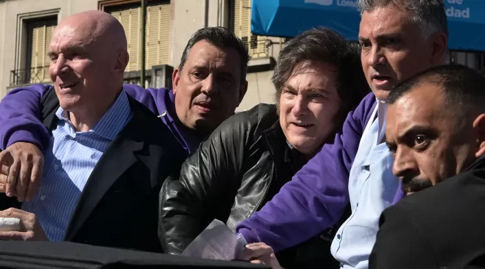 El presidente Javier Milei es evacuado tras ataques con piedras El presidente Javier Milei es evacuado tras ataques con piedras