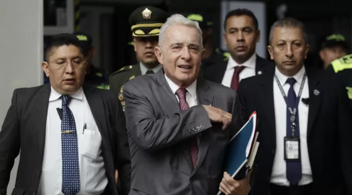 Álvaro Uribe Vélez Álvaro Uribe Vélez