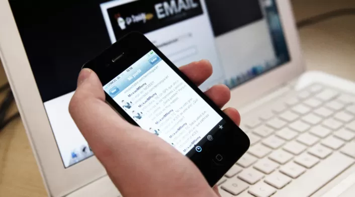 Evite estafas virtuales: descargue aplicaciones solo de tiendas oficiales como Play Store o App Store Evite estafas virtuales: descargue aplicaciones solo de tiendas oficiales como Play Store o App Store