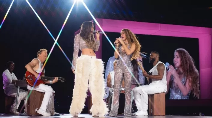 Belinda subió al escenario con Shakira e interpretaron una emblemática canción de la colombiana Belinda subió al escenario con Shakira e interpretaron una emblemática canción de la colombiana