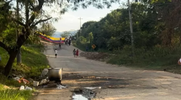 Comunidades mantienen bloqueado el tránsito de vehículos en protesta por el deterioro del corredor vial.