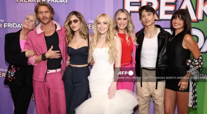 En la secuela, que reunió de nuevo a Lohan y Curtis, se retoma la historia de madre e hija que intercambian cuerpos, con nuevos giros y personajes En la secuela, que reunió de nuevo a Lohan y Curtis, se retoma la historia de madre e hija que intercambian cuerpos, con nuevos giros y personajes