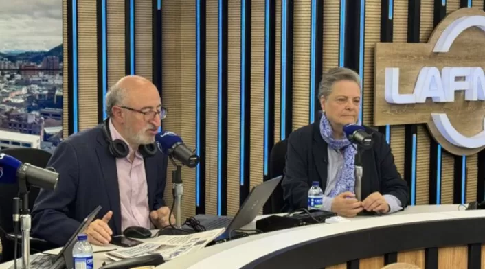 Clara López, dirigente política, habla sobre su visión de la izquierda en Colombia y propuestas en seguridad, salud y alimentación escolar durante entrevista con La FM Clara López, dirigente política, habla sobre su visión de la izquierda en Colombia y propuestas en seguridad, salud y alimentación escolar durante entrevista con La FM